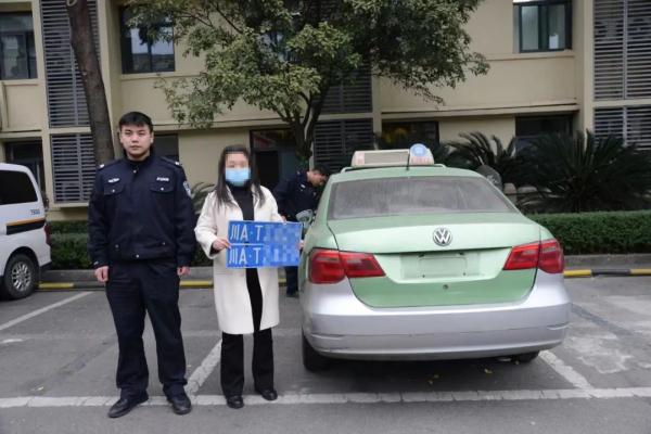 成都街头现“克隆出租车”？严查！