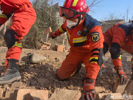 消防员已营救甘肃地震被困人员83人 消防员已营救甘肃地震被困人员83人