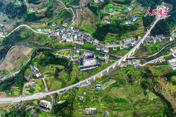 首趟列车开出，这条铁路今日开通！