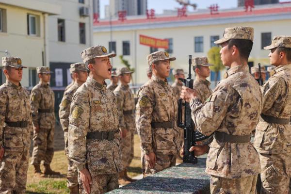 新兵请接枪！多部队迎新仪式感满满