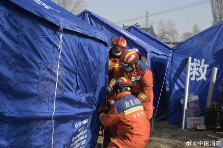 消防员已营救甘肃地震被困人员83人 消防员已营救甘肃地震被困人员83人