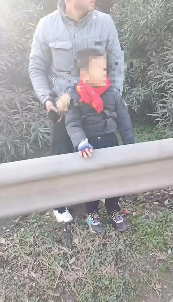 货车司机高速绿化带捡到一个小男孩,上海高速交警:已被家人接走 货车司机高速绿化带捡到一个小男孩,上海高速交警:已被家人接走