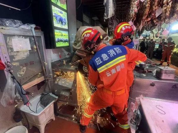 惊险！昆明一女子手卡绞肉机，消防奋力施救！
