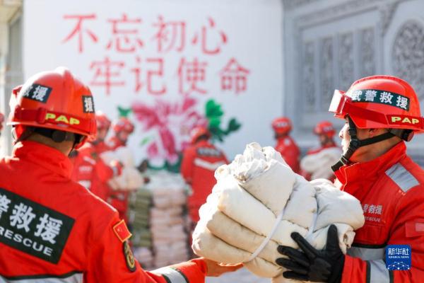 积石山6.2级地震丨人民子弟兵继续投入抗震救灾行动 积石山6.2级地震丨人民子弟兵继续投入抗震救灾行动