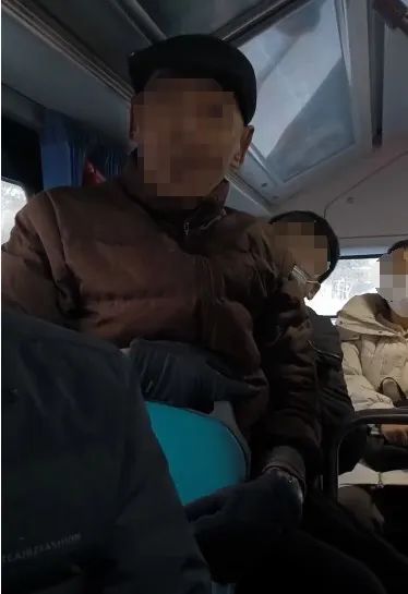 河北八旬大爷要求小伙让座，起争执后坐对方腿上？公交公司：事情已解决