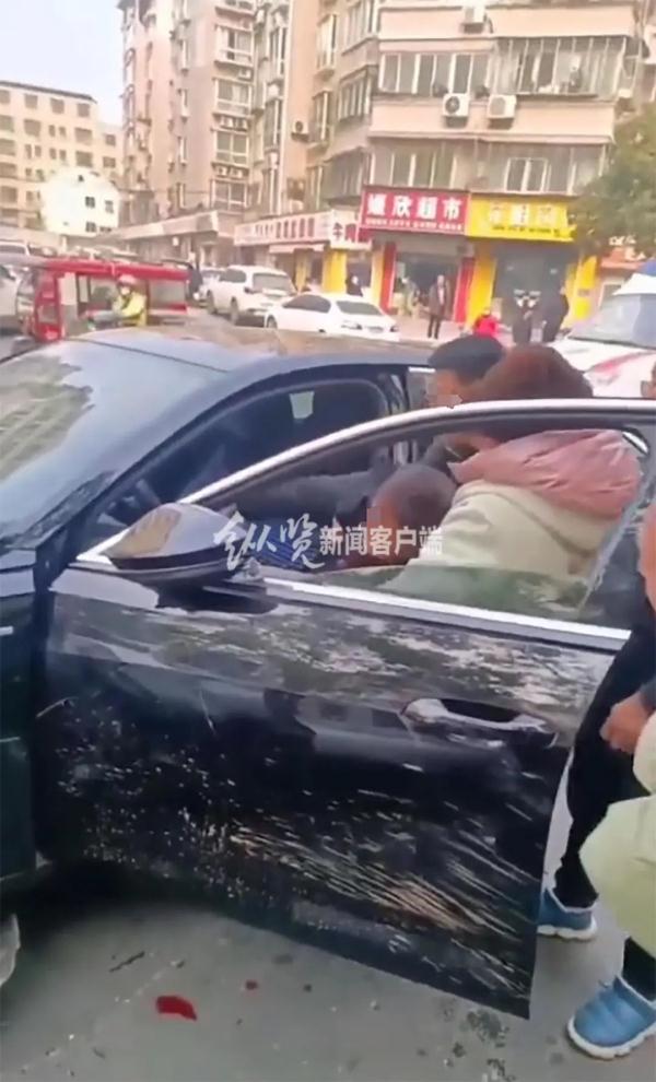 奥迪车街头连撞多人！司机被群众从车内拉出……交警部门回应