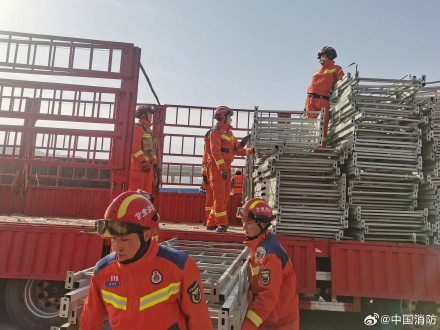 消防员已营救甘肃地震被困人员83人 消防员已营救甘肃地震被困人员83人