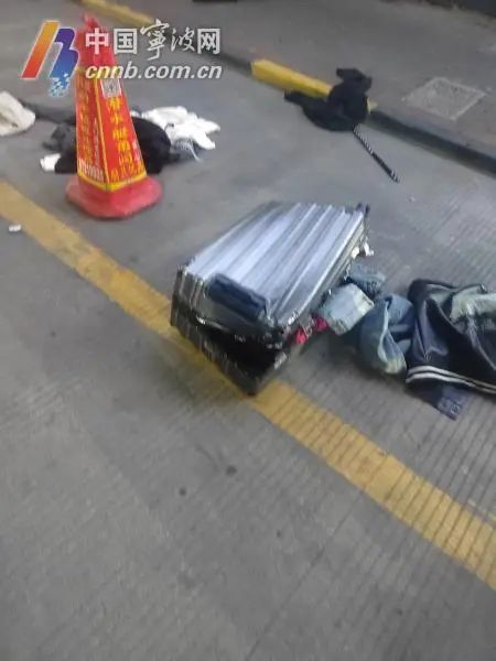 刑拘!情侣吵架,男子情绪失控将行李箱从15楼扔下 刑拘!情侣吵架,男子情绪失控将行李箱从15楼扔下