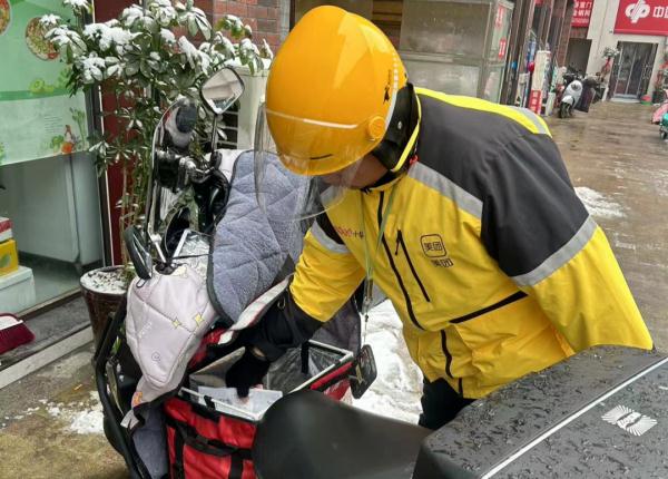 励志!独臂外卖小哥火出圈!网友:靠自己的样子真帅! 励志!独臂外卖小哥火出圈!网友:靠自己的样子真帅!