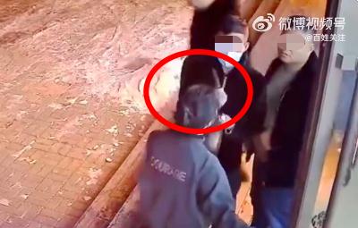 淄博一烧烤店，两男子持刀恐吓殴打女子！警方深夜通报