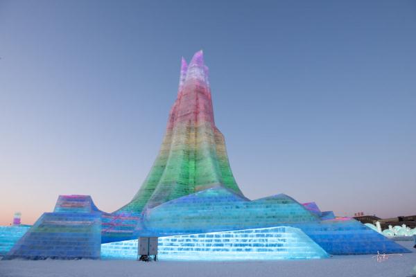 @广大游客，哈尔滨冰雪大世界主塔“冰雪之冠”等你来赏！