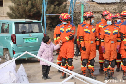 消防员已营救甘肃地震被困人员83人 消防员已营救甘肃地震被困人员83人