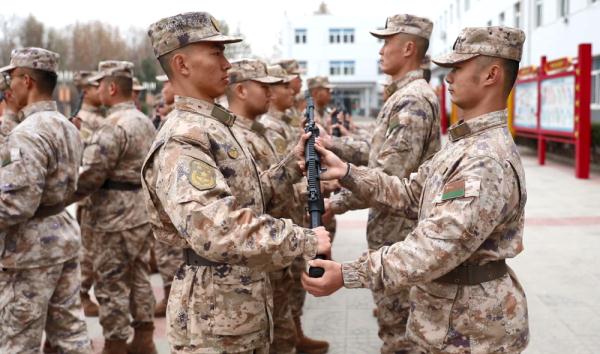 新兵请接枪！多部队迎新仪式感满满