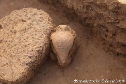 河南裴李岗遗址发现距今7000多年的小口尖底瓶 河南裴李岗遗址发现距今7000多年的小口尖底瓶