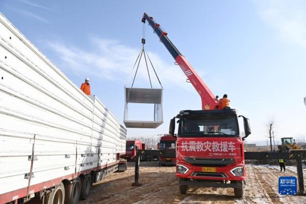 积石山6.2级地震丨灾区安置活动板房陆续投用 保障受灾群众温暖过冬 积石山6.2级地震丨灾区安置活动板房陆续投用 保障受灾群众温暖过冬