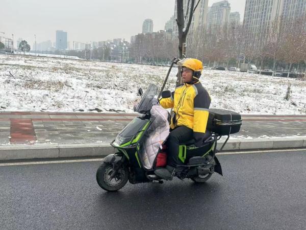 励志!独臂外卖小哥火出圈!网友:靠自己的样子真帅! 励志!独臂外卖小哥火出圈!网友:靠自己的样子真帅!