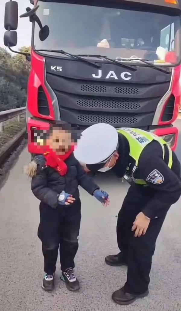 货车司机高速绿化带捡到一个小男孩,上海高速交警:已被家人接走 货车司机高速绿化带捡到一个小男孩,上海高速交警:已被家人接走