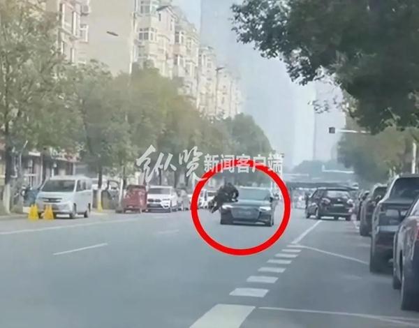 奥迪车街头连撞多人！司机被群众从车内拉出……交警部门回应