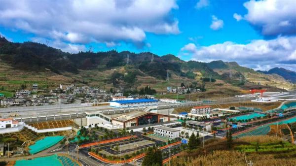 首趟列车开出，这条铁路今日开通！