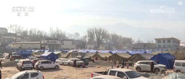 活动板房、棉衣、棉被、小火炉……救援物资全力支援暖人心