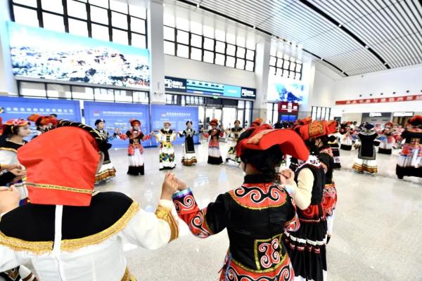 首趟列车开出，这条铁路今日开通！