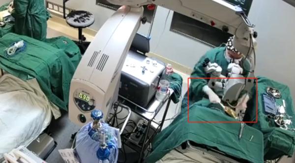 医生手术中捶打患者头部？医院回应，当地卫健委介入调查