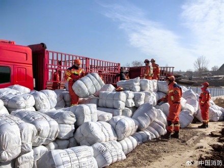 消防员已营救甘肃地震被困人员83人 消防员已营救甘肃地震被困人员83人