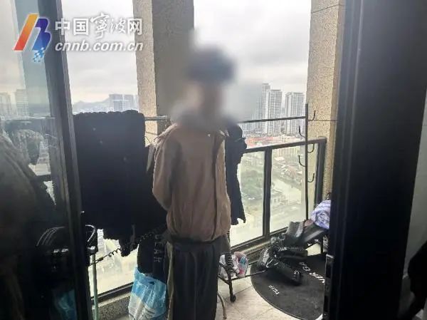 刑拘!情侣吵架,男子情绪失控将行李箱从15楼扔下 刑拘!情侣吵架,男子情绪失控将行李箱从15楼扔下