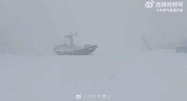 “宛如北极科考”！积雪超半米！大连烟台等地遭遇极端性冷流暴雪！