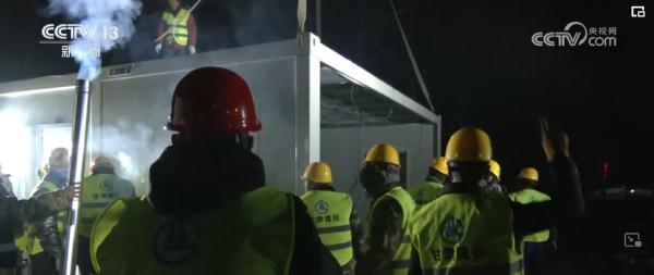 活动板房、棉衣、棉被、小火炉……救援物资全力支援暖人心