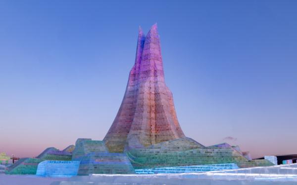 @广大游客，哈尔滨冰雪大世界主塔“冰雪之冠”等你来赏！