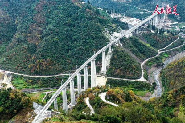 首趟列车开出，这条铁路今日开通！