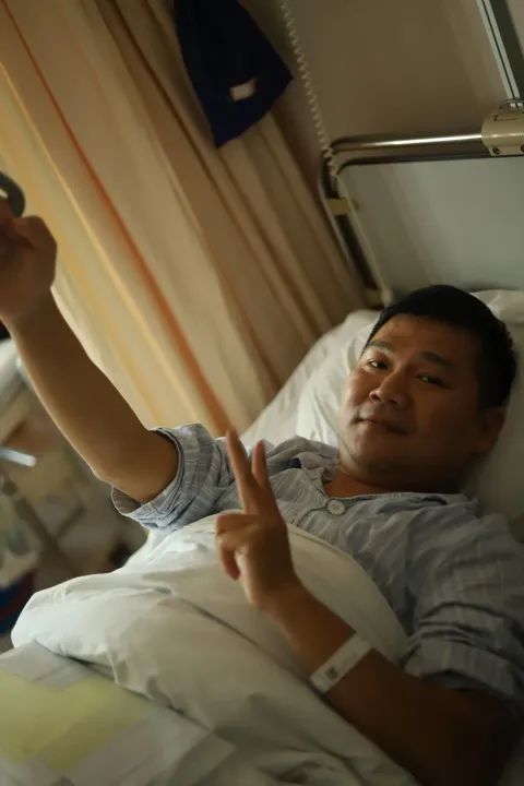 “外卖骑手摔伤，多名复旦学生主动救助”引热议