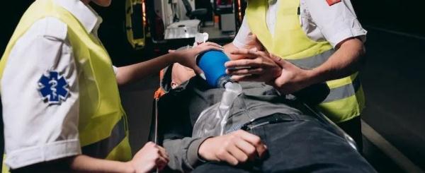 小伙为节省3000元，出国旅游离奇被卖3次！家人为解救掏空积蓄