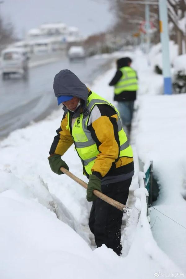 “宛如北极科考”！积雪超半米！大连烟台等地遭遇极端性冷流暴雪！