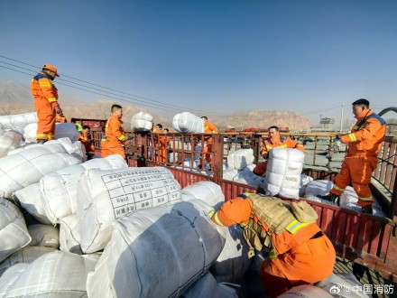 消防员已营救甘肃地震被困人员83人 消防员已营救甘肃地震被困人员83人