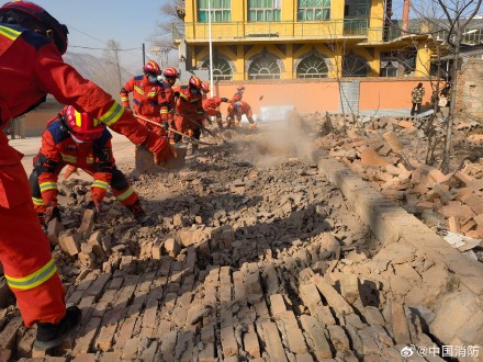 消防员已营救甘肃地震被困人员83人 消防员已营救甘肃地震被困人员83人