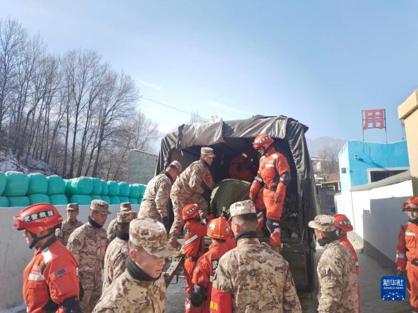积石山6.2级地震丨人民子弟兵继续投入抗震救灾行动 积石山6.2级地震丨人民子弟兵继续投入抗震救灾行动