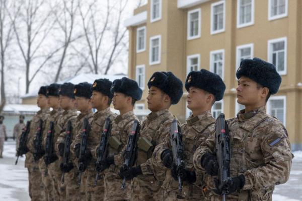 新兵请接枪！多部队迎新仪式感满满