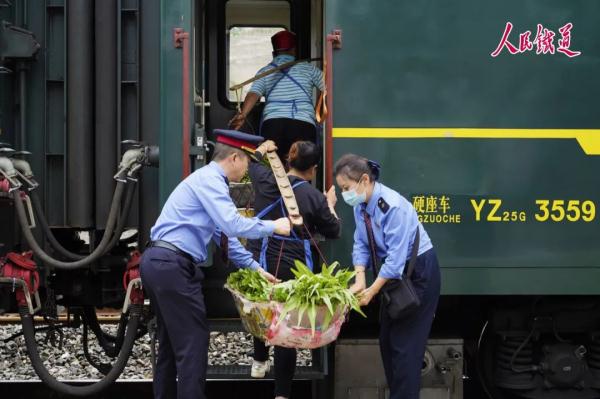 首趟列车开出，这条铁路今日开通！