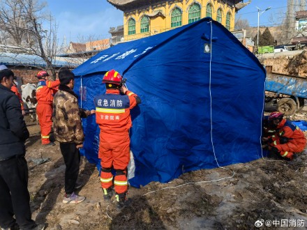 消防员已营救甘肃地震被困人员83人 消防员已营救甘肃地震被困人员83人