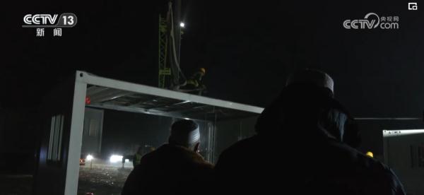 活动板房、棉衣、棉被、小火炉……救援物资全力支援暖人心