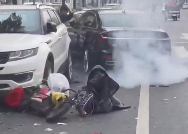 奥迪车街头连撞多人！司机被群众从车内拉出……交警部门回应