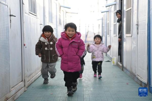 积石山6.2级地震丨灾区安置活动板房陆续投用 保障受灾群众温暖过冬 积石山6.2级地震丨灾区安置活动板房陆续投用 保障受灾群众温暖过冬