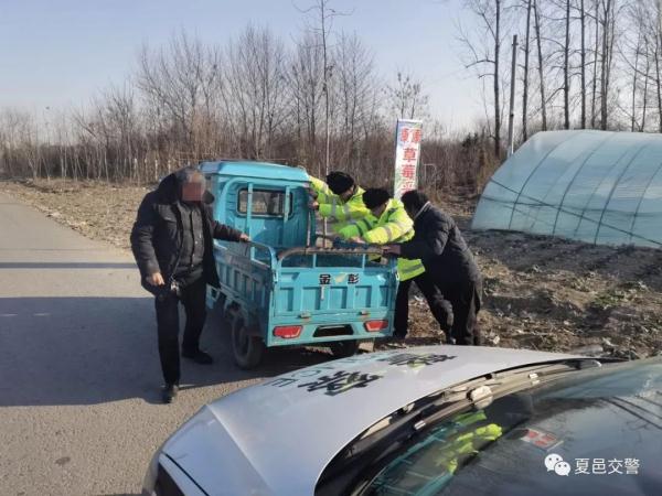 三轮侧翻老人被压车下 夏邑交警抬车救人助其脱险