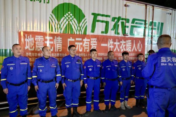 被地震安置点的照片戳到了!红马甲守护的每一张笑脸都是希望…… 被地震安置点的照片戳到了!红马甲守护的每一张笑脸都是希望……