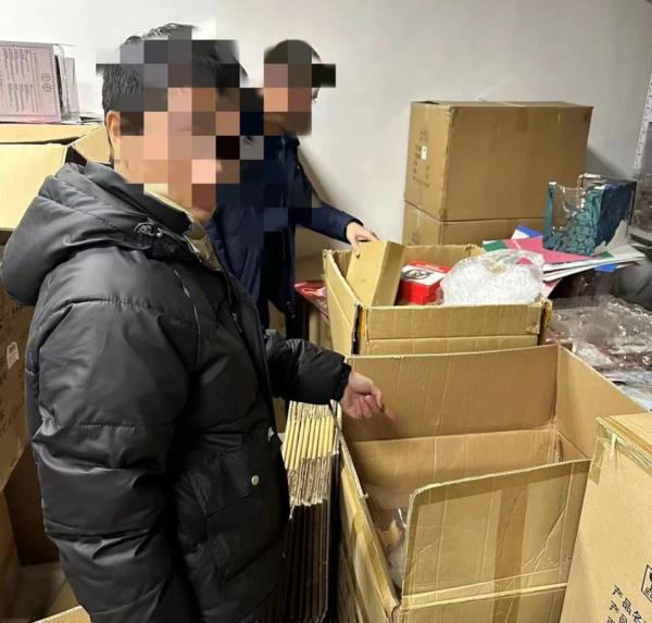 收缴淫秽色情手办736个！警方端掉一面向学生销售的违法窝点