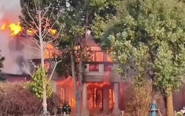 今晨上海松江一别墅起火,无人员伤亡!消防最新通报! 今晨上海松江一别墅起火,无人员伤亡!消防最新通报!