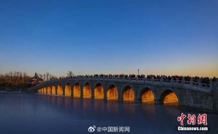 颐和园十七孔桥再现金光穿洞