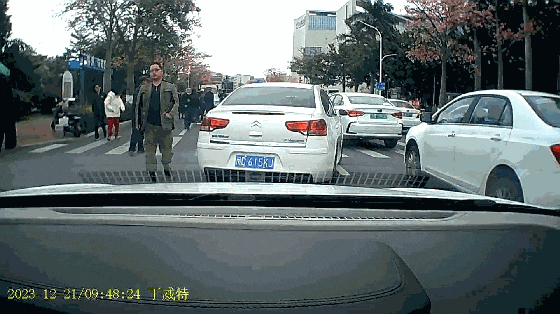 厦门街头,众人一拥而上!监控记录这暖心一幕! 厦门街头,众人一拥而上!监控记录这暖心一幕!